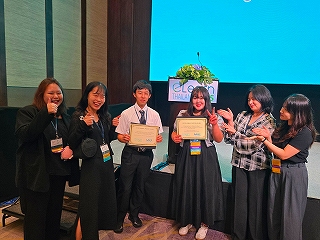 一緒に受賞した韓国の大学院生との記念写真